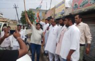 भारत बंद को लेकर कांग्रेस नेता सतीश छिकारा ने समर्थको के साथ किया सरकार के खिलाफ प्रदर्शन  *कांग्रेस नेता सतीश छिकारा ने समर्थको के साथ किया भारत बंद, पेट्रोल और डीजल के बढ़ते दामों को लेकर जताई नाराजगी  *बढ़ती बेरोजगारी और महंगाई से आमजन परेशान : सतीश छिकारा  *पेट्रोल डीजल के बढ़ते दामों व महंगाई की मार ने तोड़ दी आमजन की कमर : सतीश छिकारा