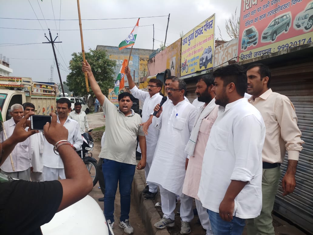 भारत बंद को लेकर कांग्रेस नेता सतीश छिकारा ने समर्थको के साथ किया सरकार के खिलाफ प्रदर्शन  *कांग्रेस नेता सतीश छिकारा ने समर्थको के साथ किया भारत बंद, पेट्रोल और डीजल के बढ़ते दामों को लेकर जताई नाराजगी  *बढ़ती बेरोजगारी और महंगाई से आमजन परेशान : सतीश छिकारा  *पेट्रोल डीजल के बढ़ते दामों व महंगाई की मार ने तोड़ दी आमजन की कमर : सतीश छिकारा