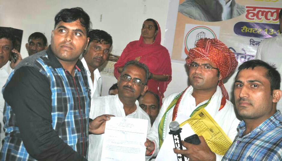 कांग्रेस पार्टी के आईटी सेल हल्का अध्यक्ष सुनील अहलावत व उपाध्यक्ष बने संदीप सांगवान,   पूर्व जिला परिषद चेयरमैन  सतीश छिकारा कार्यालय पर आईटी सेल नवनियुक्त पदाधिकारियो का हुआ सम्मान,   कांग्रेस प्रदेशाध्यक्ष अशोक तंवर के नेतृत्व में पार्टी हो रही मजबूत : सुनील अहलावत,   कांग्रेस पार्टी में हर कार्यकर्ता का मान-सम्मान : संदीप सांगवान