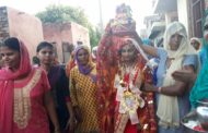 बेटा-बेटी एक समान की तर्ज पर शहर के लाइनपार वार्ड नंबर 1 में बेटी के जन्म पर किया गया कुआं पूजन ।