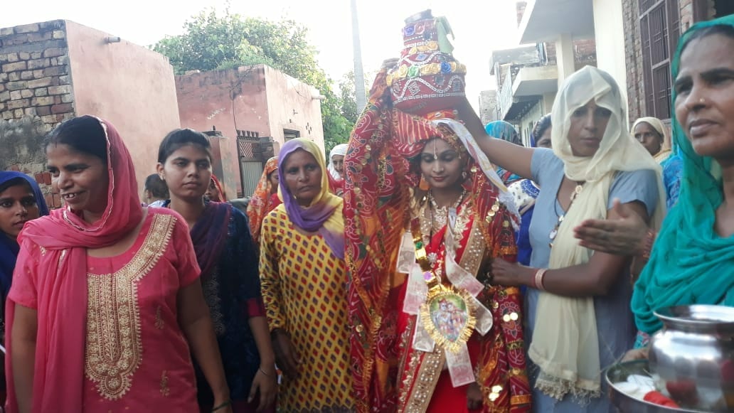 बेटा-बेटी एक समान की तर्ज पर शहर के लाइनपार वार्ड नंबर 1 में बेटी के जन्म पर किया गया कुआं पूजन ।