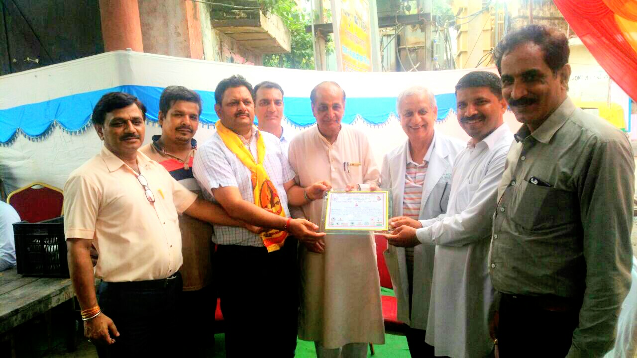 विश्व हिन्दू परिषद् के 55वें स्थापना दिवस पर रविवार को अयोध्यापुरी किला मौहल्ला के बजरंग मंदिर में किया गया रक्तदान शिविर का आयोजन ।