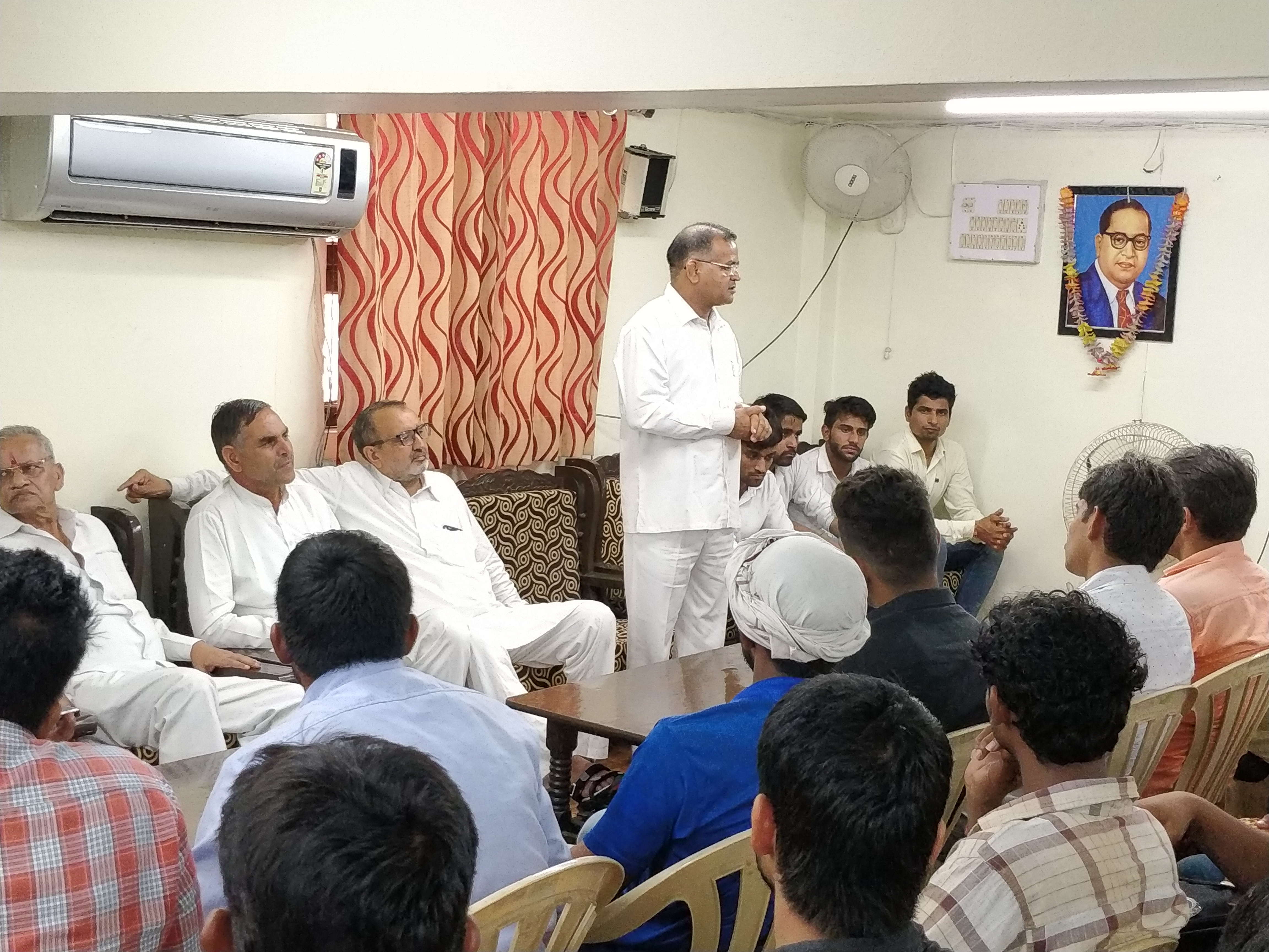 पूर्व विधायक नफे सिंह राठी के कार्यालय में सैकडों युवाओं ने थामा इनेलो का दामन, नफे सिंह राठी ने शामिल हुए सभी युवाओं को पार्टी में पूरा मान-सम्मान दिए जाने का दिलाया आश्वासन, कार्यक्रम की अध्यक्षता इनेलो हलका अध्यक्ष राजबीर परनाला ने की