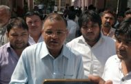 पूर्व विधायक व इनेलो वरिष्ठ नेता नफे सिंह राठी ने नगर परिषद के गेट के बाहर हडताल पर बैठे कर्मचारियों को दिया समर्थन