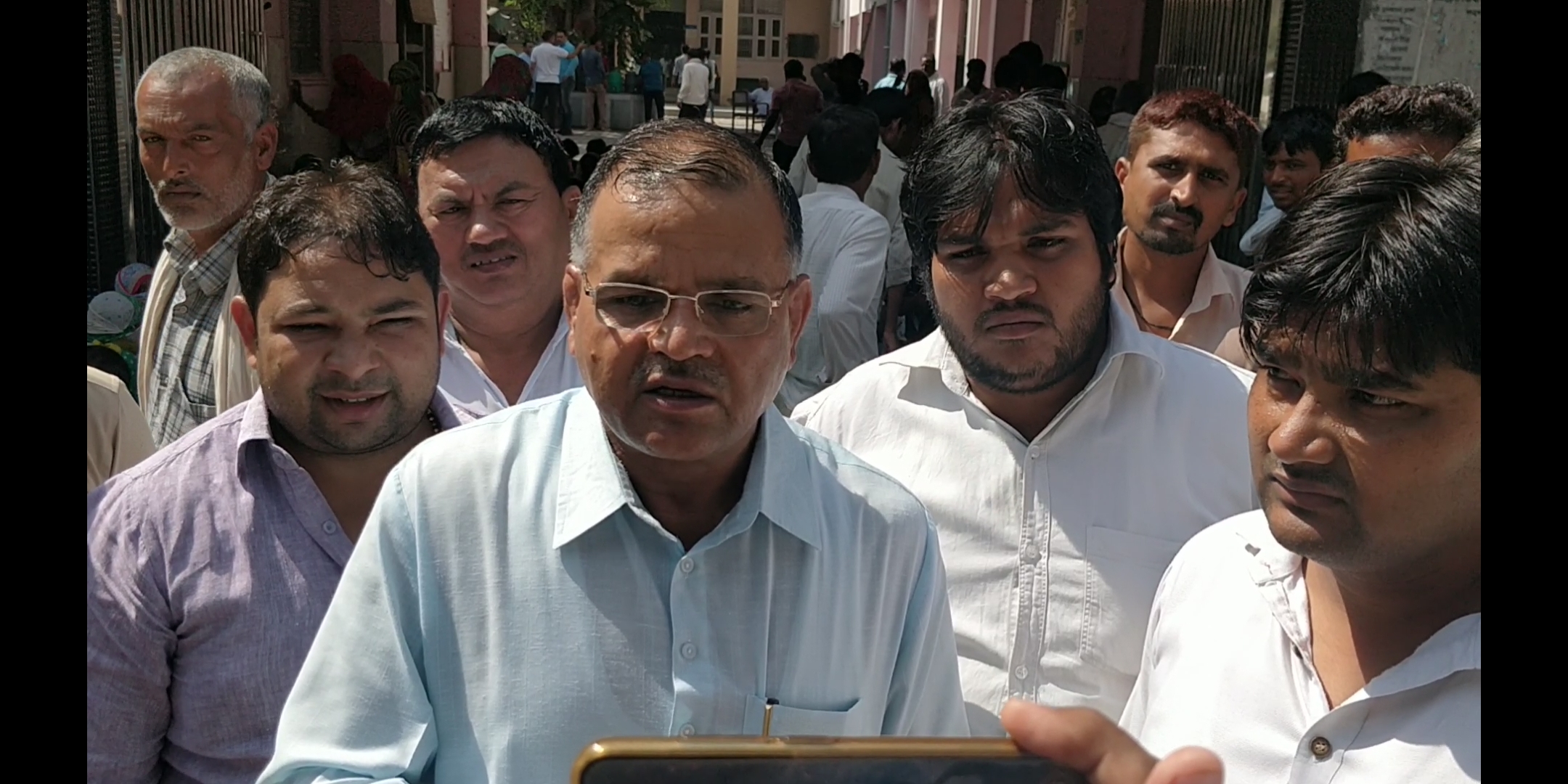 पूर्व विधायक व इनेलो वरिष्ठ नेता नफे सिंह राठी ने नगर परिषद के गेट के बाहर हडताल पर बैठे कर्मचारियों को दिया समर्थन