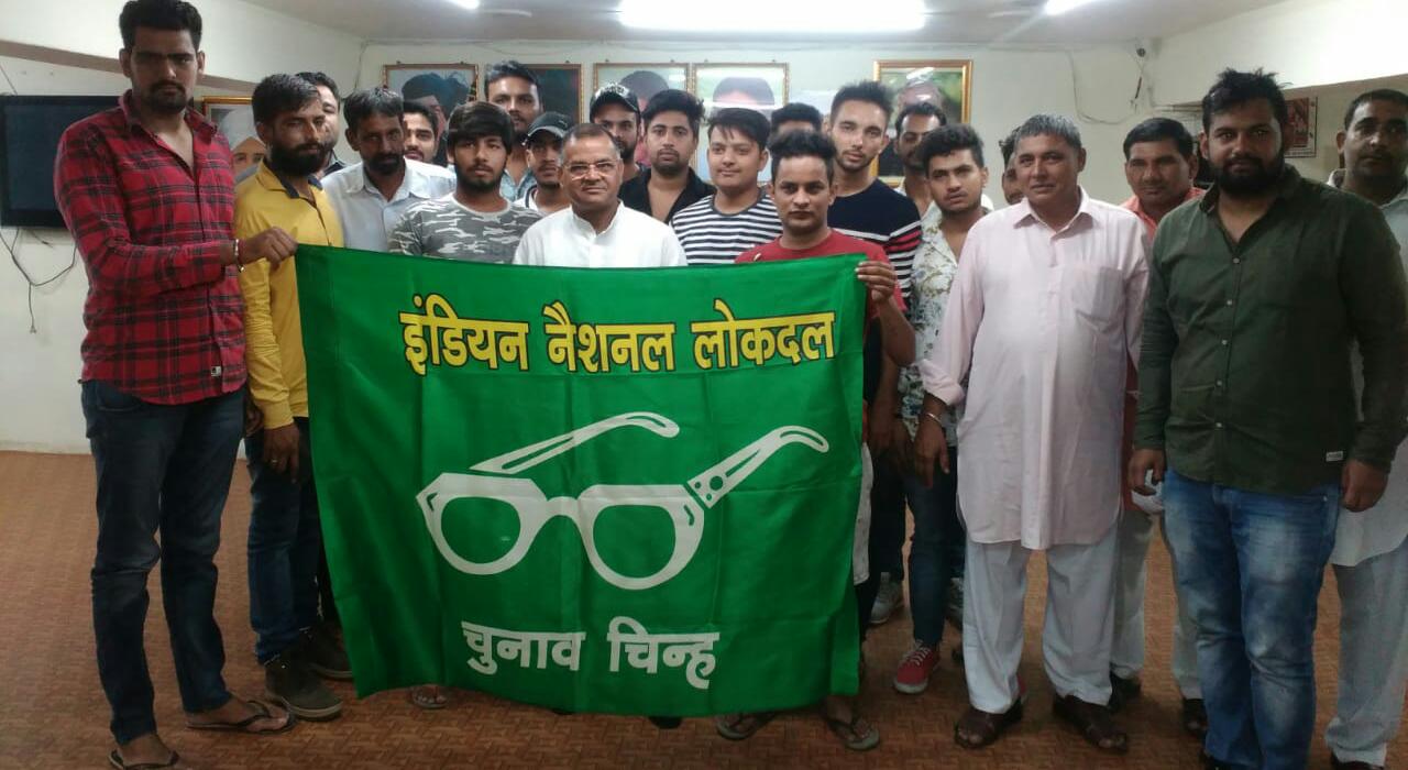इनेलो की नीतियों से प्रभावित होकर आज क्षेत्र के सैंकडों युवाओं ने पूर्व विधायक नफे सिंह राठी के नेतृत्व में थामा इनेलो का दामन ।