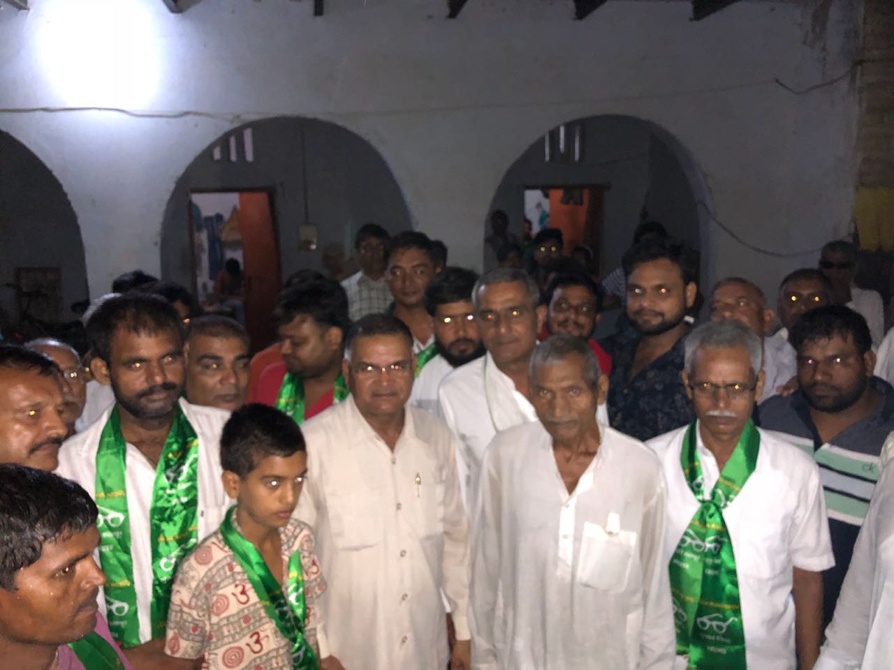 लाइनपार क्षेत्र के शास्त्री नगर में दर्जनों युवाओं व महिलाओं ने पूर्व विधायक नफे सिंह राठी के नेतृत्व में इनेलो का दामन थामा ।