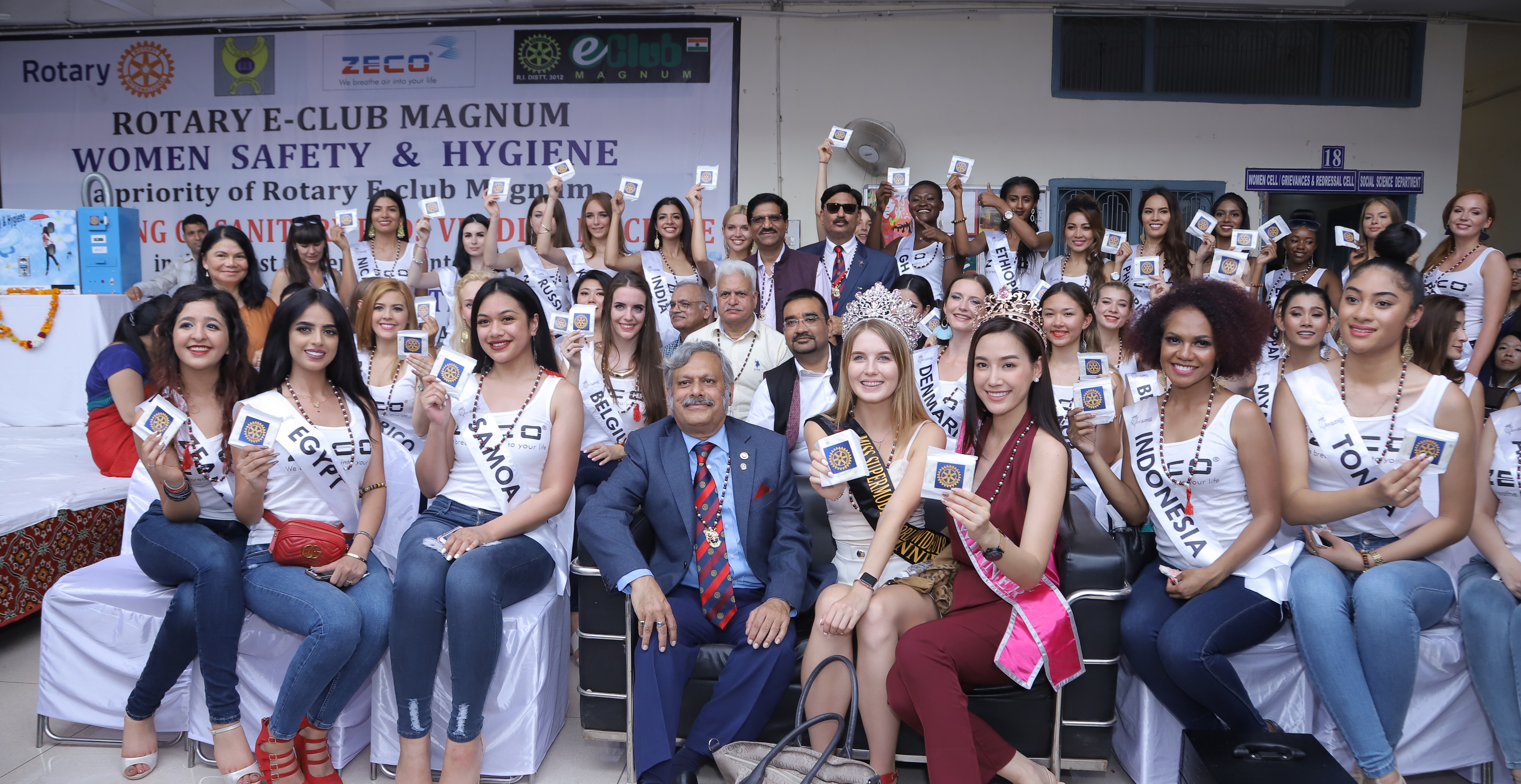 वैश्य आर्य कन्या महाविद्यालय में रोटरी इ क्लब मैग्नम एवं जीको एयरकान लिमिटेड द्वारा स्थापित की गई सेनेटरी नेपकीन वेंडिंग मशीन ।