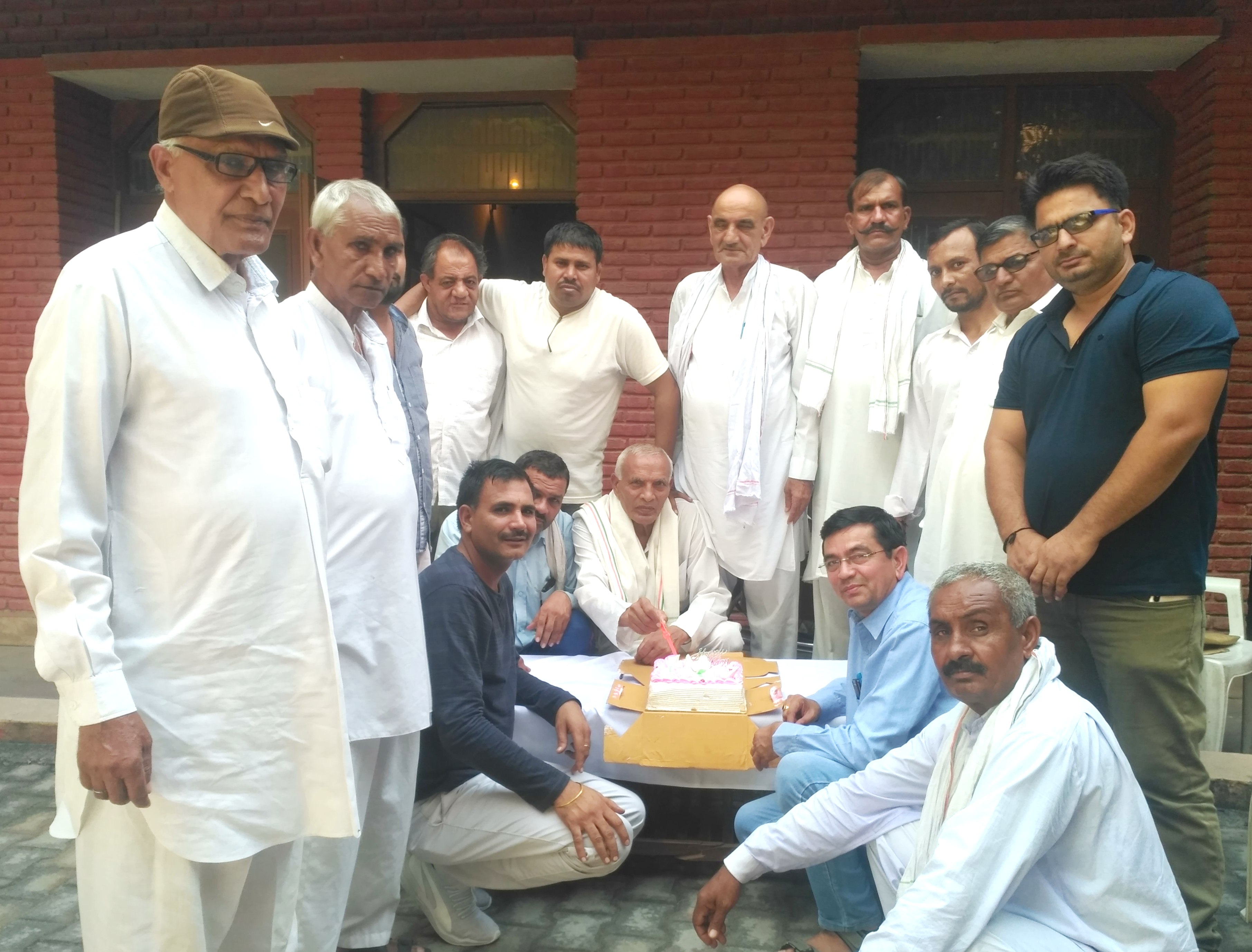 पूर्व विधायक कार्यालय में मनाया गया पूर्व सीएम हुड्डा का जन्मदिन