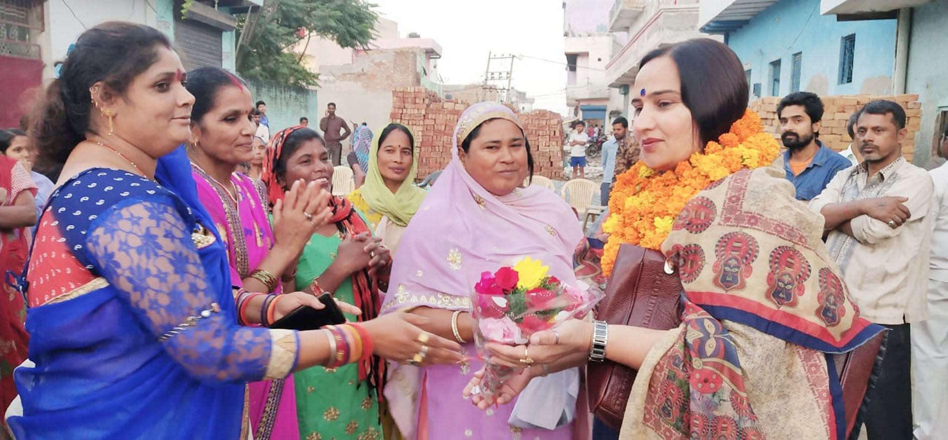 सरकार की अनदेखी से छोटूराम नगर के लोग जी रहे नारकीय जीवन : डा. नीना सतपाल राठी -छोटूराम नगर में अपने अभिनंदन समारोह में शिरकत करते हुए डा. नीना सतपाल राठी ने सुनी लोगों की समस्याएं -कांग्रेस की सरकार बनने पर हर सुविधाएं दिलाए जाने का दिया आश्वासन