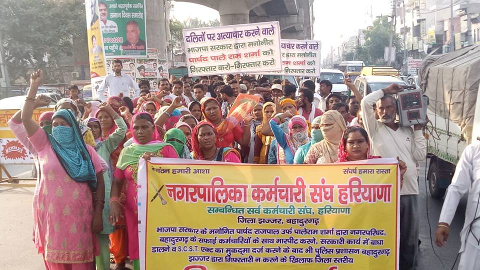 सफाई कर्मचारियों का विशाल धरना व हड़ताल 12 वें दिन भी रहा जारी ।