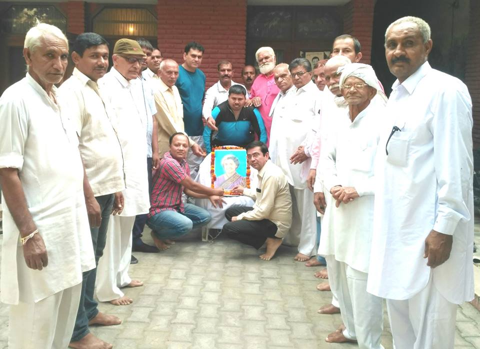 कांग्रेस कार्यकर्ताओं ने किया पूर्व पीएम इंदिरा गांधी को नमन * पूर्व विधायक के कार्यालय में मनाई गई इंदिरा गांधी की पुण्यतिथि