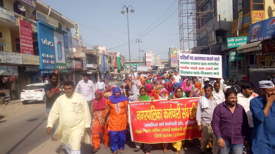 अपनी मांगो को लेकर 9 वें दिन शनिवार को भी हड़ताल रहे सफाई कर्मचारी ।