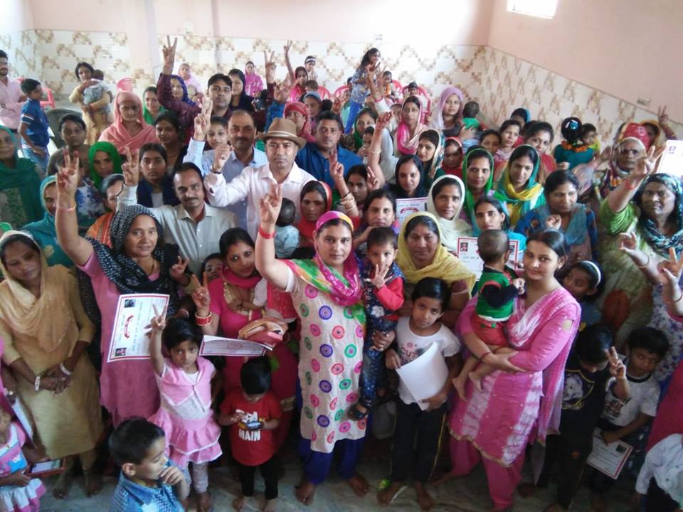 होनहार बेटियों व महिलाओं को किया सम्मानित * मेरी बेटी मेरा गौरव अभियान ने किया सम्मान समारोह का आयोजन * कार्यक्रम में सुरेंद्र आनंद ने सुनाए सुरीले गाने, बेटियों ने सांस्कृतिक प्रस्तुती दी