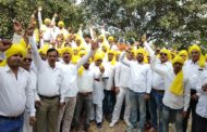 सैकड़ो युवा मैं बनूंगा भगत सिंह.... वल्र्ड रिकार्ड बनाने दिल्ली पहुंचे * शहीद भगत सिंह की प्रतिमा पर पुष्प अर्पित कर किया नमन