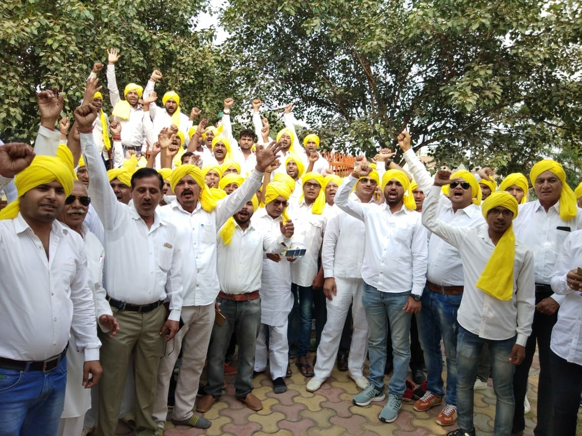 सैकड़ो युवा मैं बनूंगा भगत सिंह.... वल्र्ड रिकार्ड बनाने दिल्ली पहुंचे * शहीद भगत सिंह की प्रतिमा पर पुष्प अर्पित कर किया नमन