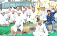 अनिश्चित कालीन धरना व अनशन : कांग्रेस नेता सतीश छिकारा ने धरने पर बैठे किसानो को दिया समर्थन,  किसानों के हितो की लड़ाई के लिए सदैव रहूंगा तैयार : सतीश छिकारा,  किसान विरोधी है हरियाणा की भाजपा सरकार : सतीश छिकारा,  प्रदेश का किसान आत्महत्या करने पर मजबूर : सतीश ,  सतीश छिकारा ने किसानों की फसलों पर उचित मुआवजे न देने पर कड़ी निंदा की