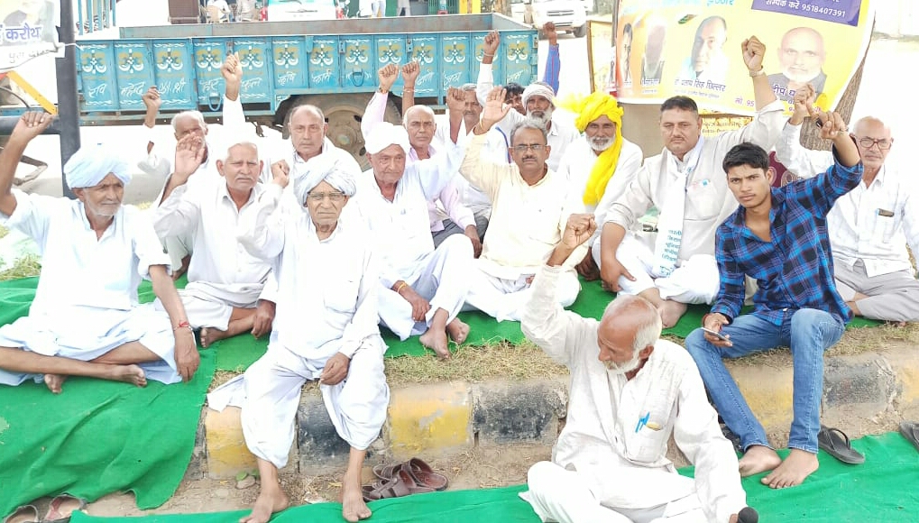 अनिश्चित कालीन धरना व अनशन : कांग्रेस नेता सतीश छिकारा ने धरने पर बैठे किसानो को दिया समर्थन,  किसानों के हितो की लड़ाई के लिए सदैव रहूंगा तैयार : सतीश छिकारा,  किसान विरोधी है हरियाणा की भाजपा सरकार : सतीश छिकारा,  प्रदेश का किसान आत्महत्या करने पर मजबूर : सतीश ,  सतीश छिकारा ने किसानों की फसलों पर उचित मुआवजे न देने पर कड़ी निंदा की