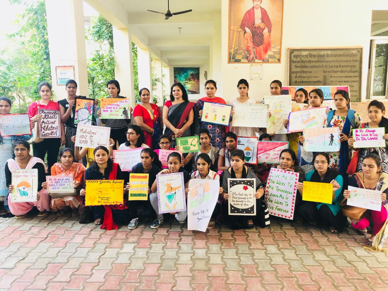 वैश्य बीएड कॉलेज में गांधी जयंती के उपलक्ष में पोस्टर मेकिंग तथा स्लोगन प्रतियोगिता का किया गया आयोजन I