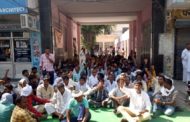 कर्मचारियों नें पालेराम शर्मा की गिरफतारी की मागं करते हुए  नगरपरिषद कार्यालय पर धरना पाँचवें दिन मगलवार को भी जारी रखा ।