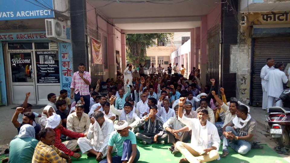 कर्मचारियों नें पालेराम शर्मा की गिरफतारी की मागं करते हुए नगरपरिषद कार्यालय पर धरना पाँचवें दिन मगलवार को भी जारी रखा ।