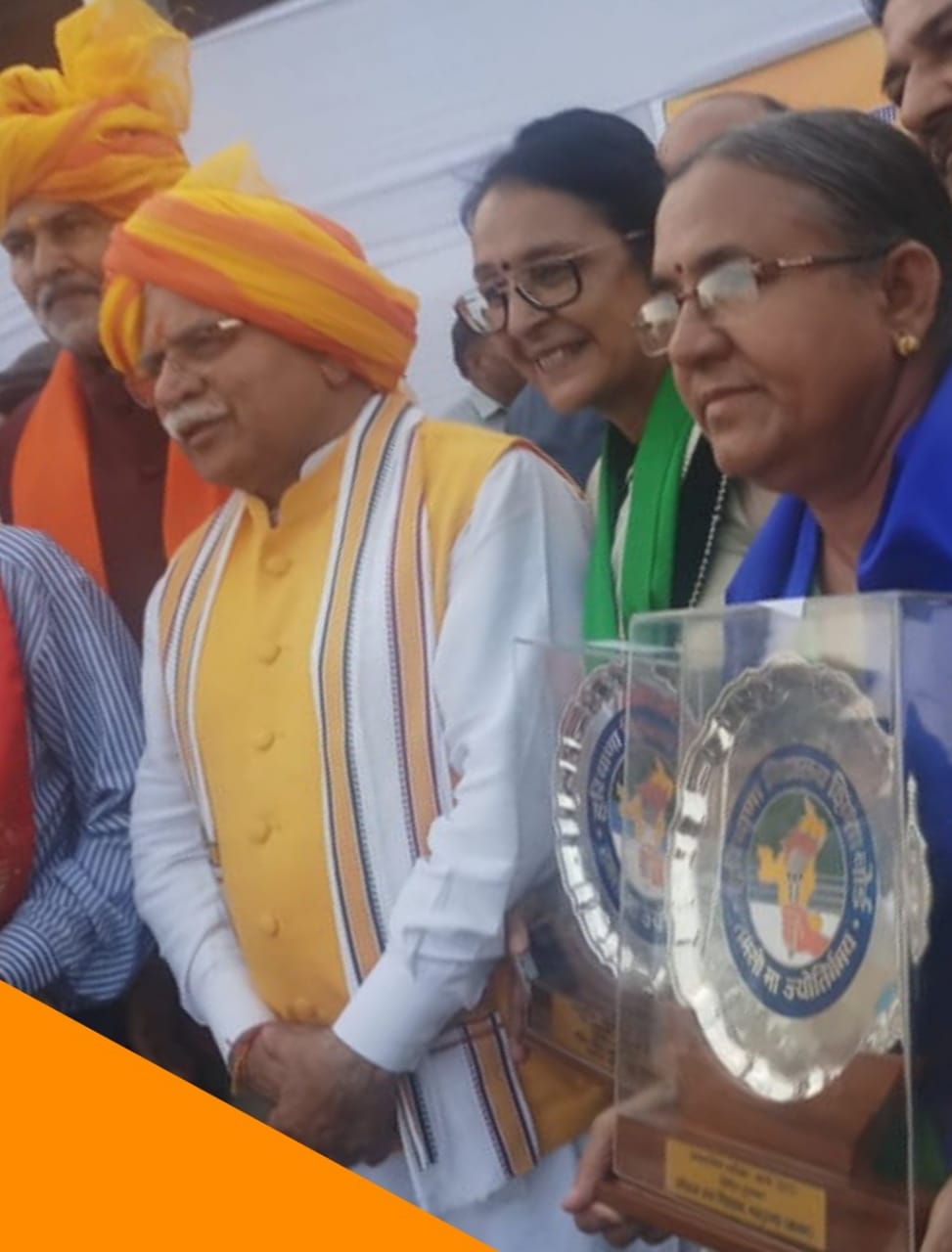 *मान सिंह(इंडियन)हाईस्कूल की मुख्याध्यापिका निर्मला देवी को हरियाणा शिक्षा बोर्ड भिवानी द्वारा आयोजित एक भव्य समारोह में मुख्यमंत्री ने किया सम्मानित *