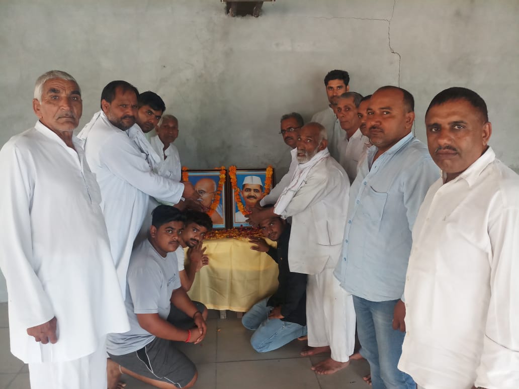 पूर्व जिला परिषद चेयरमैन सतीश छिकारा ने राष्ट्रपिता महात्मा गांधी व पूर्व प्रधानमंत्री लाल बहादुर शास्त्री की जयंती धूमधाम से मनाई  राष्ट्रपिता महात्मा गांधी ने सत्य अहिंसा के मार्ग पर चलकर देश को आजाद करवाया- सतीश छिकारा  युवा गाँधी व शास्त्री से प्रेरणा लेकर देश के नव-निर्माण में अपना योगदान दे : सतीश छिकारा
