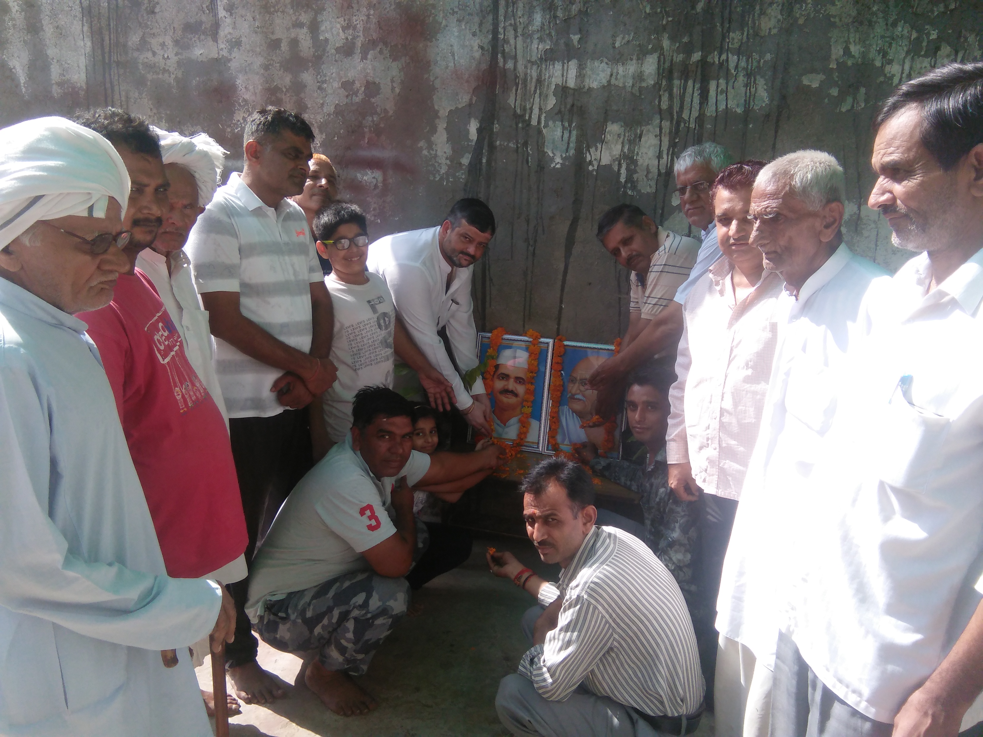 पूर्व चेयरमैन रवि खत्री व कार्यकर्ताओ ने किया गांधी व शास्त्री को नमन * पूर्व चेयरमैन के कार्यालय में मनाई गई गांधी व शास्त्री की जयंती * लाइनपार में पौधारोपण कर मनाई गांधी व शास्त्री जयंती