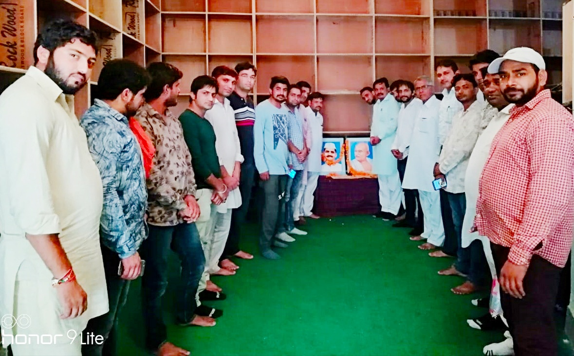 सामाजिक कार्यकर्ताओं ने लाल बहादुर शास्त्री व महात्मा गांधी का जन्मदिवस मनाया * सामाजिक कार्यकर्ताओं ने कबाड़ी मार्किट में किया महापुरूषों को नमन