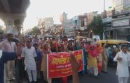सफाई कर्मचारियों नें   पालेराम शर्मा की गिरफतारी की मागं करते हुए  नगरपरिषद कार्यालय पर चौथे  दिन भी जारी रखा धरना ।,  सफाई कर्मचारियों नें  शहर में मशाल जुलूस भी निकाला ।