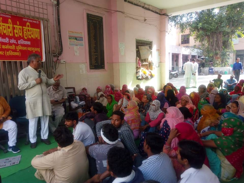 सफाई कर्मचारियों नें पार्षद पालेराम शर्मा की गिरफ्तारी की मांग करते हुए नगरपरिषद कार्यालय बहादुरगढ़ पर8वें दिन भी हड़ताल धरना लगातार जारी