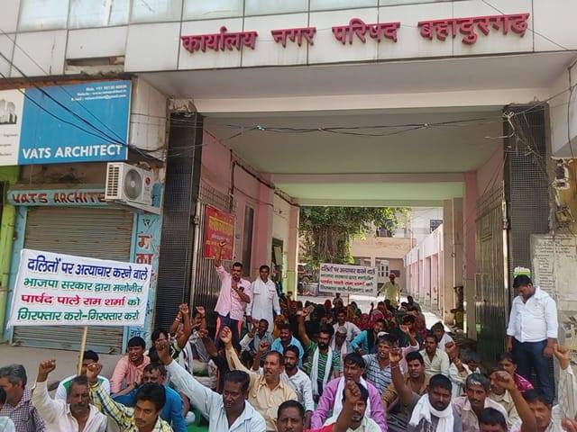 सफाई कर्मचारियों का सर्मथन सर्व कर्मचारी संघ हरियाणा के ब्लाँक बहादुरगढ़ प्रधान बिजेन्द्र सैनी , बिजली विभाग के आँल हरियाणा पाँवर कारपोरेशन वर्कर यूनियन हैड आफिस हिसार के राज्य सचिव व सर्व कर्मचारी संघ हरियाणा के जिला वरिष्ठ उप प्रधान बन्शीलाल , सर्कल सचिव रविन्द्र दलाल , यूनिट सचिव प्रदीप छिकारा , समाज सेवी राजेश जून , आदि नें भी कर्मचारियों की हड़ताल का किया सर्मथन ।