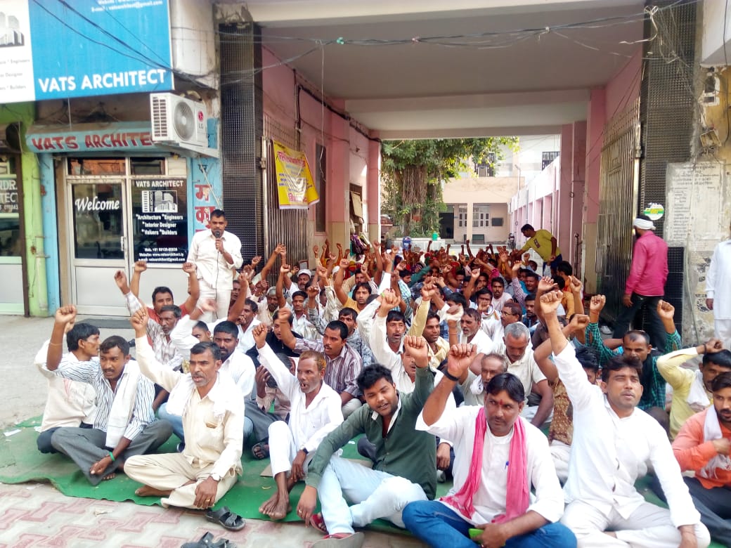 सफाई कर्मचारियों का विशाल धरना व हड़ताल 14 वें दिन भी रहा जारी ।
