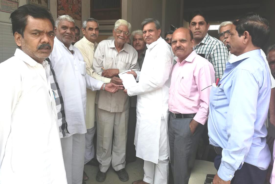 रमेश दलाल ने 21 की जनसभा का दुकानदारों, व्यापारियों को दिया निमंत्रण - रमेश दलाल बोले-सब्जी मंडी में 21 की जनसभा होगी ऐतिहासिक - भाजपा के राज में विकास की पटरी से उतरा हरियाणा - उचित मुआवजा न मिलने पर प्रदेश का किसान आत्महत्या करने पर मजबूर