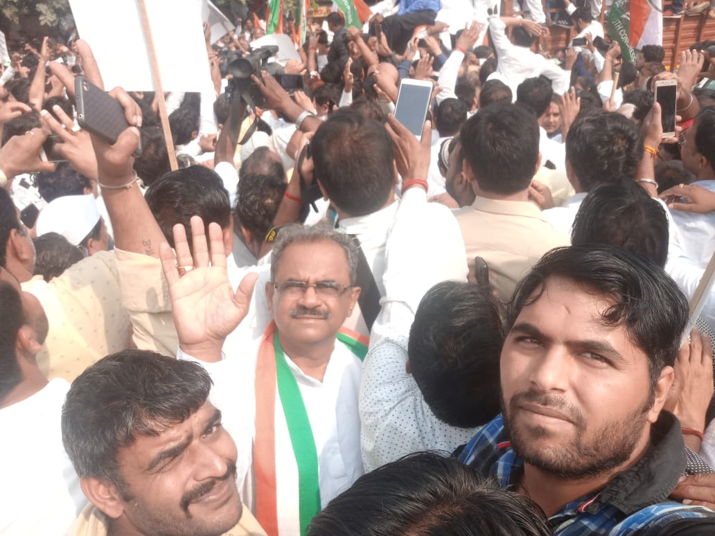 कांग्रेस नेता सतीश छिकारा की अगुवाई में सीबीआई कार्यालय का घेराव के लिए रवाना हुये कार्यकर्ता ,  भाजपा सरकार की गलत नीतियों के कारण प्रदेश में हर वर्ग दुखी : सतीश छिकारा ,  भाजपा राज में प्रदेश में क्राइम का ग्राफ बढ़ा : सतीश छिकारा ,  छुट्टी पर भेजे गये सीबीआई निदेशक आलोक वर्मा को बहाल करने की मांग : छिकारा