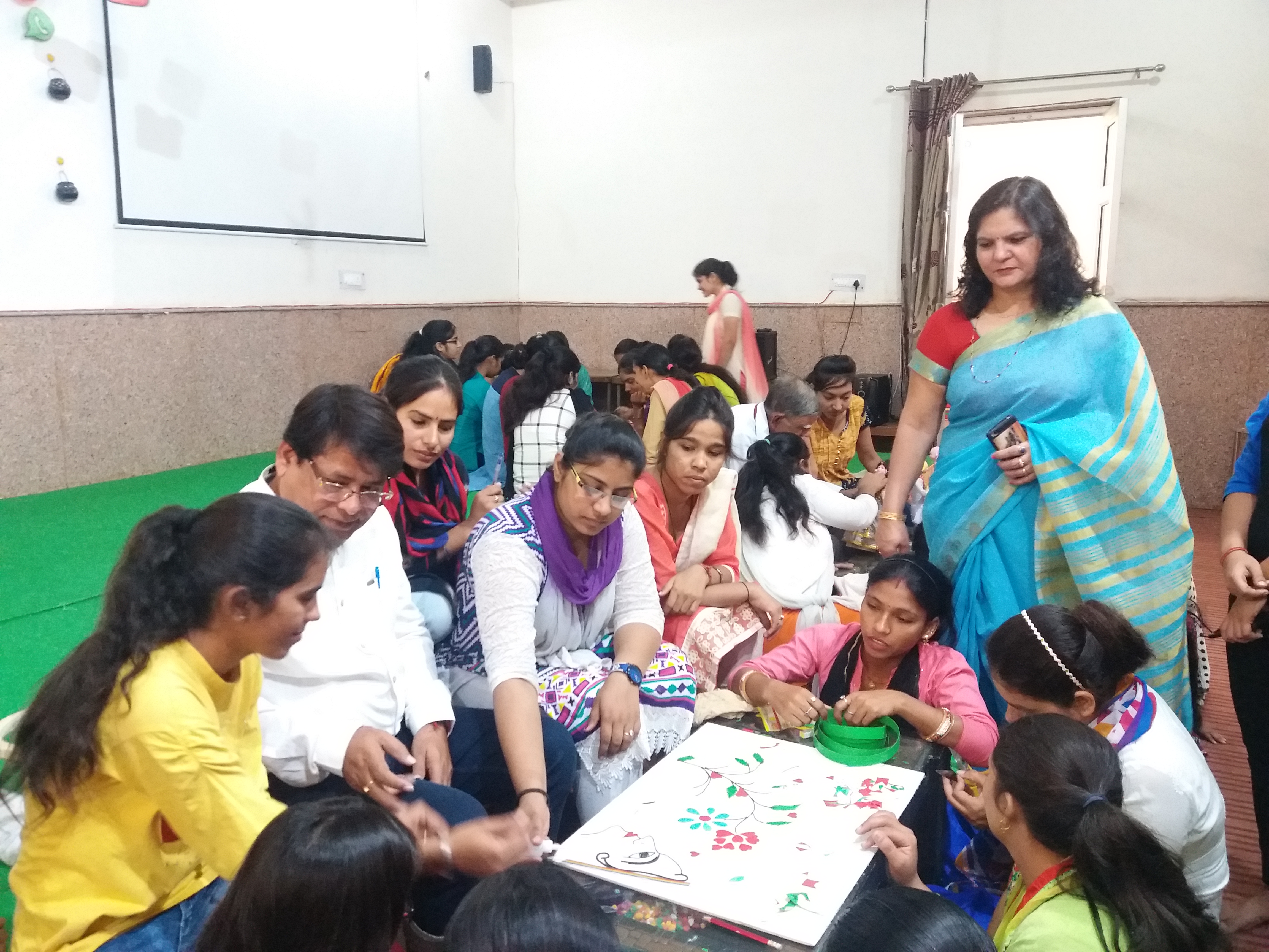 वैश्य बी.एड. कॉलेज में आज एक दिवसीय ग्रामीण शहरी विकास संस्था द्वारा प्रायोजित आर्ट एंड क्राफ्ट कार्यशाला का किया गया आयोजन