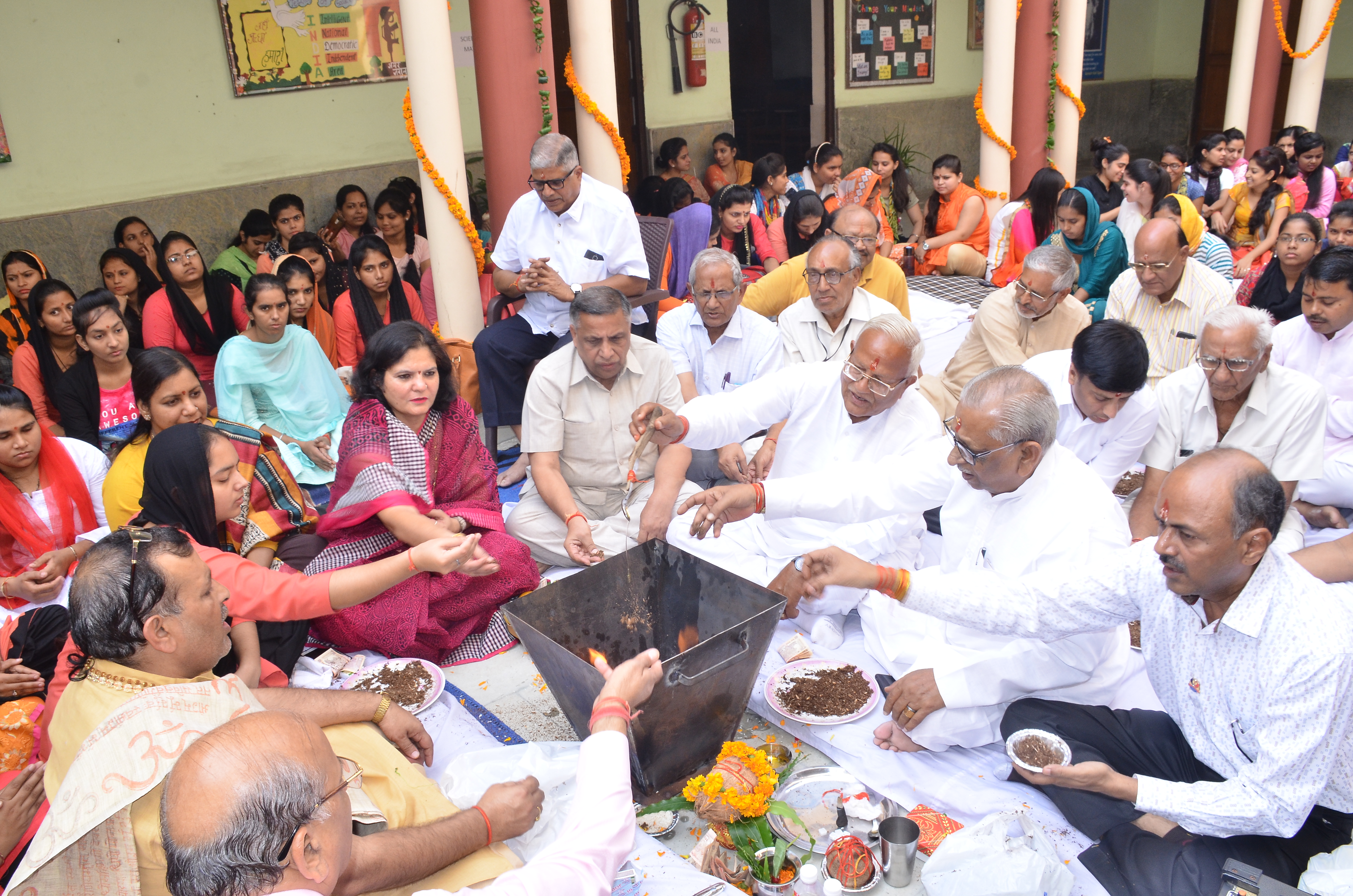 वैश्य बी.एड. कॉलेज में नव सत्र के प्रारंभ के तत्वाधान में हवन का किया गया आयोजन।