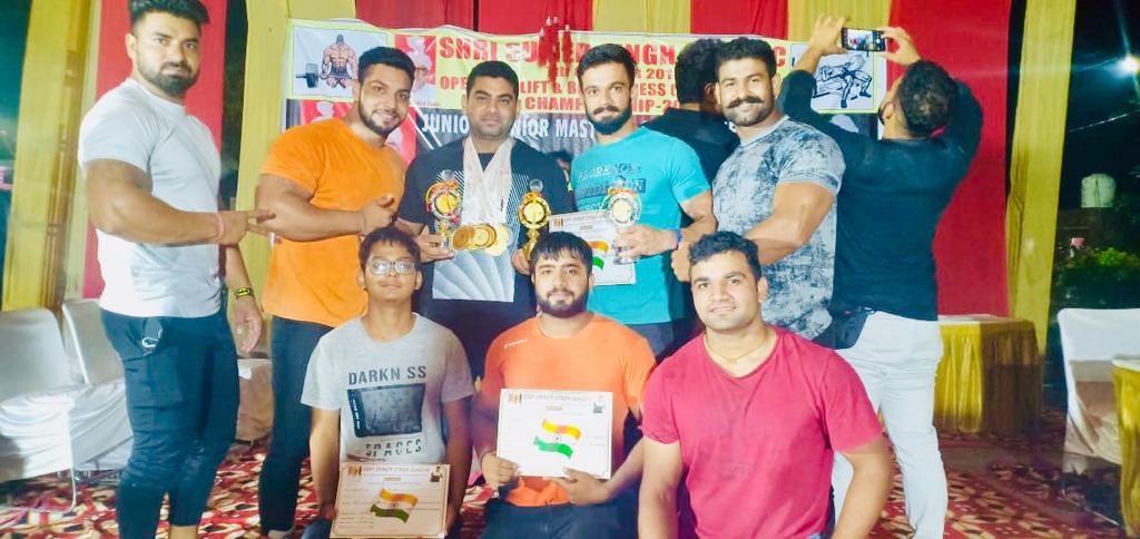 बहादुरगढ़ के जिमखाना क्लब के सात खिलाड़ियों ने दिल्ली में जीते पदक , खिलाड़ी अंगद ने हासिल किया स्ट्रांग मैन का खिताब। महिला खिलाड़ी माधुरी राठी ने जीता एक स्वर्ण और एक रजत पदक।