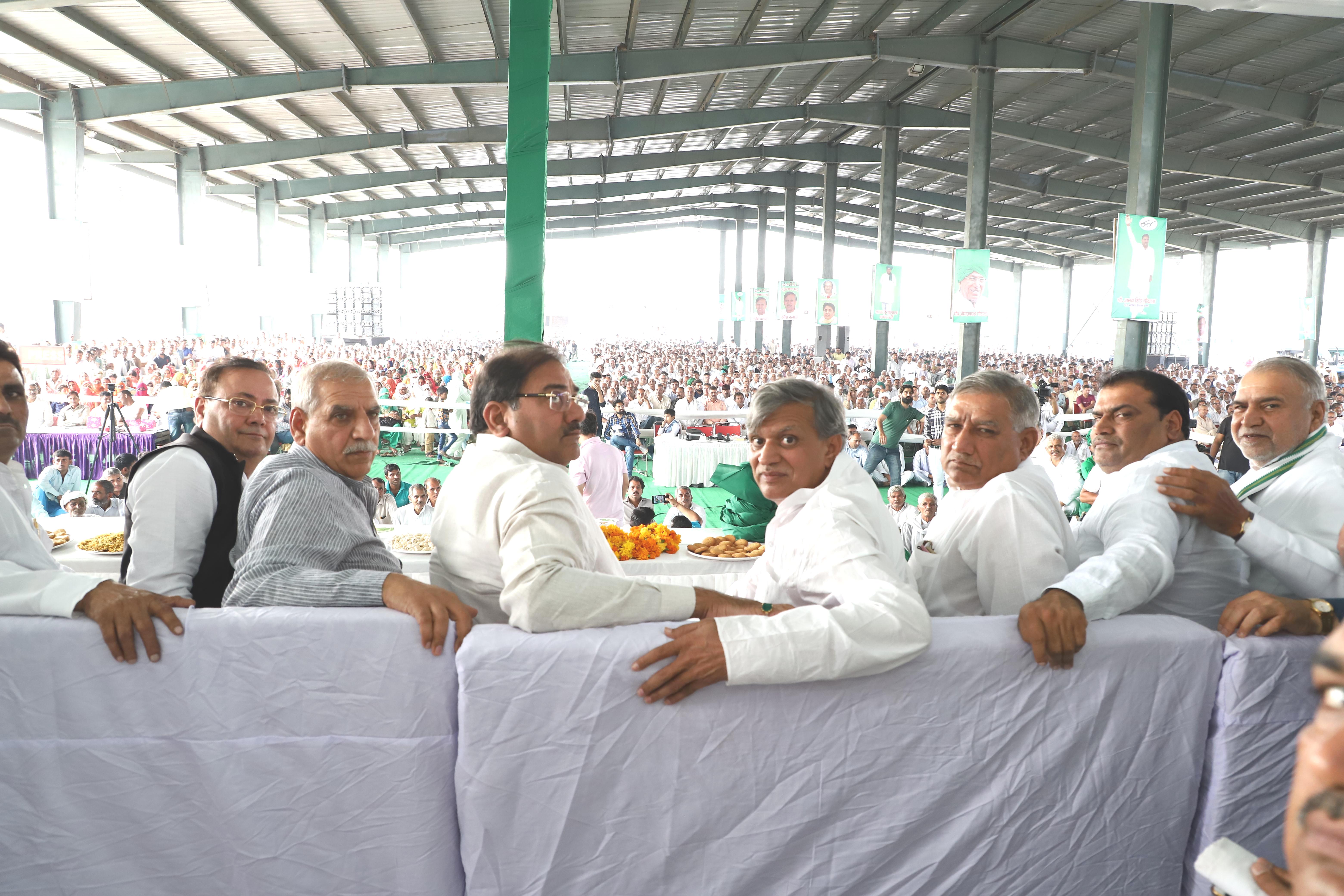 अभय चौटाला ने रमेश दलाल व उनके हजारों समर्थकों को इनेलो में किया शामिल * रमेश दलाल की जनसभा में पहुंचे हलके से हजारों समर्थक * अभय बोले-- पहले ताऊ देवीलाल ने किए थे किसानों के कर्जे माफ , आगे चौधरी ओमप्रकाश चौटाला करेंगे कर्जे माफ