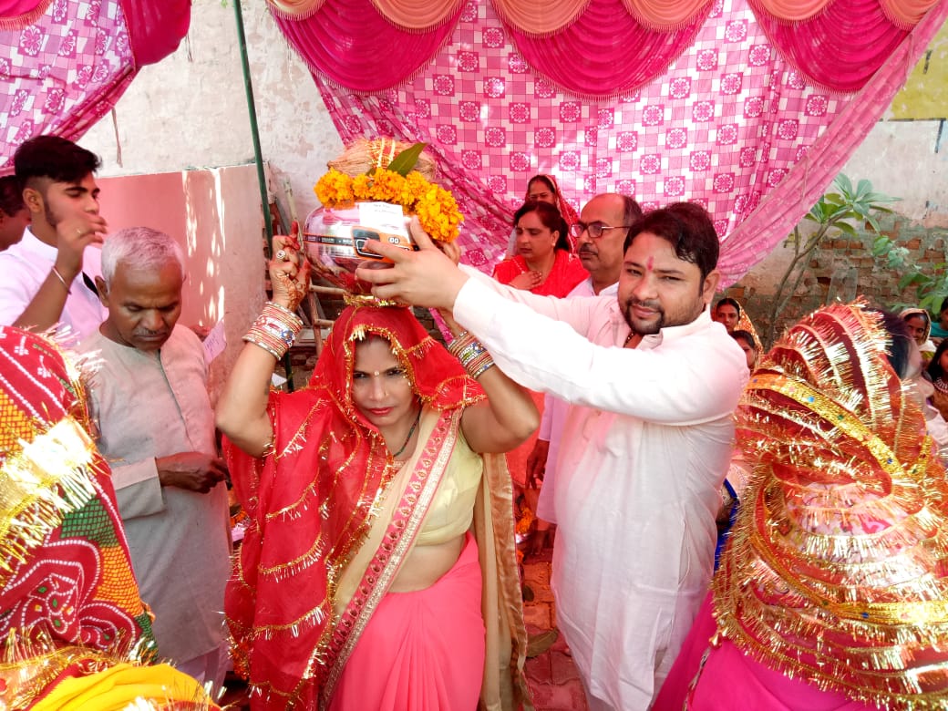 वार्ड नंबर-31 की दुर्गा कालोनी में पहले नवरात्रि के मौके पर निकाली गई कलश यात्रा ।