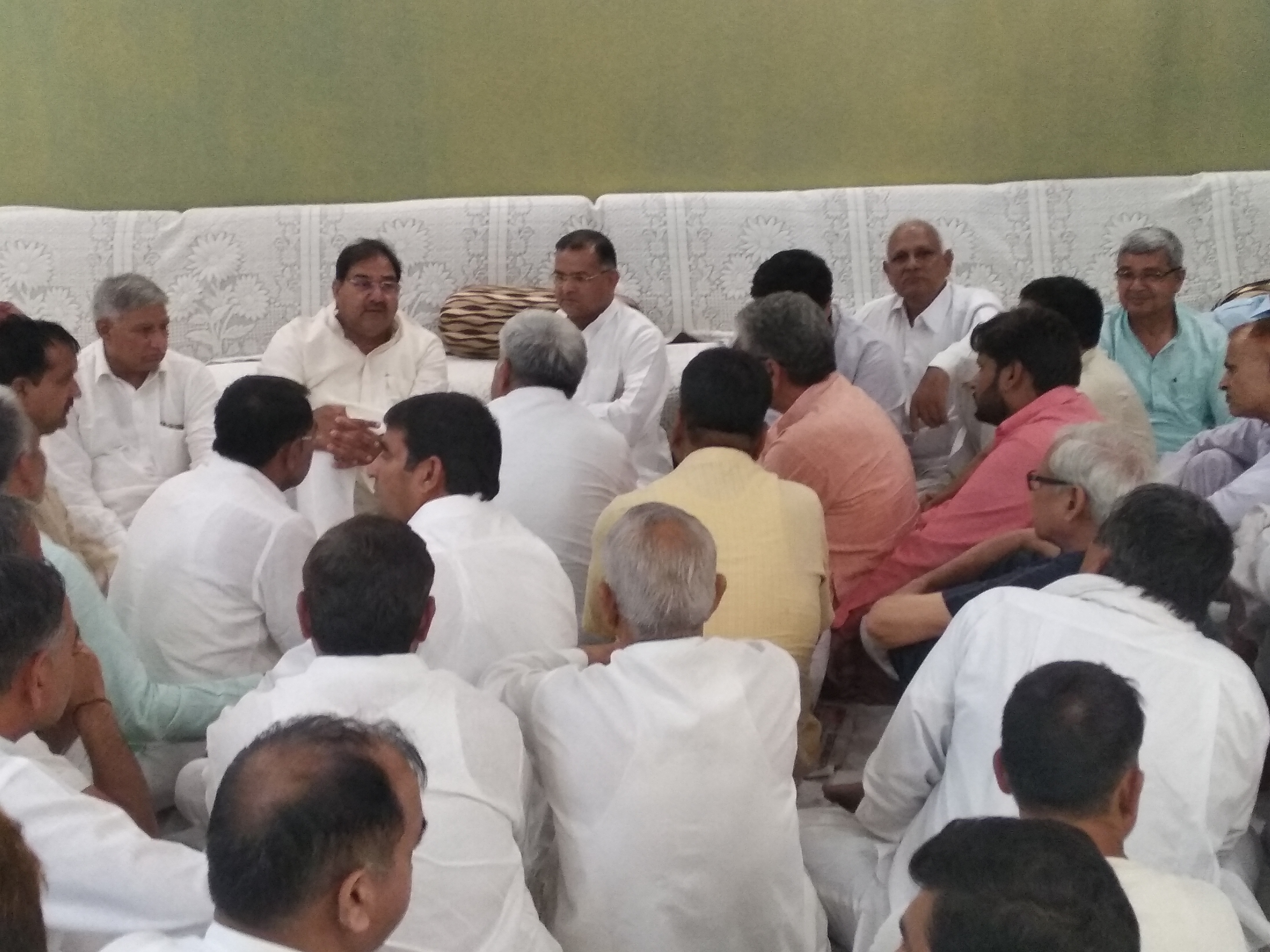 वरिष्ठ इनेलो नेता व पूर्व विधायक नफे सिंह राठी की माता के निधन पर अनेक गणमान्य लोग पहुंचे  शोक व्यक्त करने ।