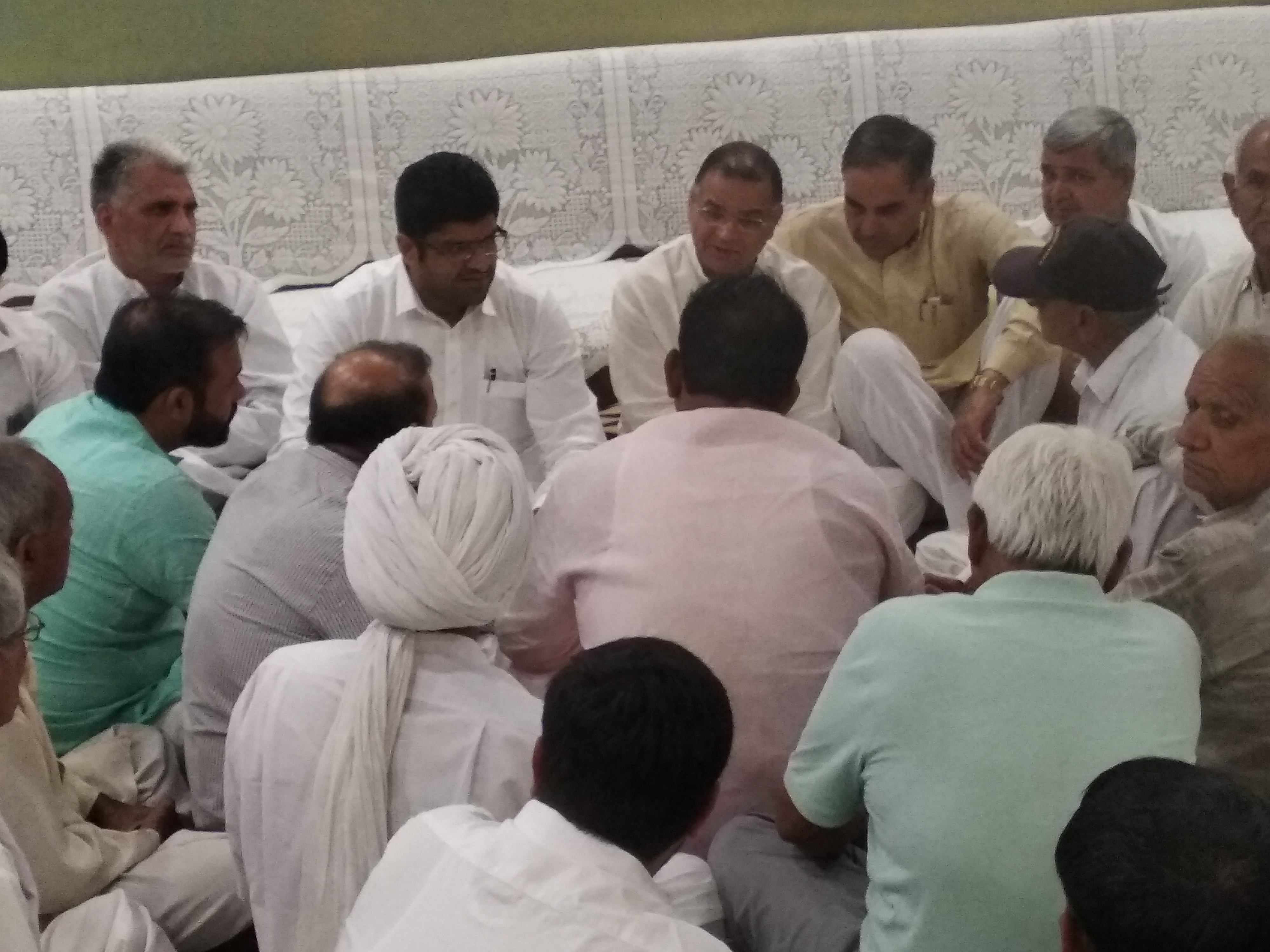 सांसद दुष्यंत चौटाला ने पूर्व विधायक नफे सिंह राठी की माता के निधन पर किया शोक व्यक्त और अर्पित की भावभीनी श्रद्धांजलि ।