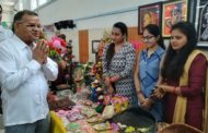 रेलवे रोड पर चल रही हस्तशिल्प प्रदर्शनी में पूर्व विधायक नफे सिंह राठी ने कलाकृतियों का लिया जायजा ।