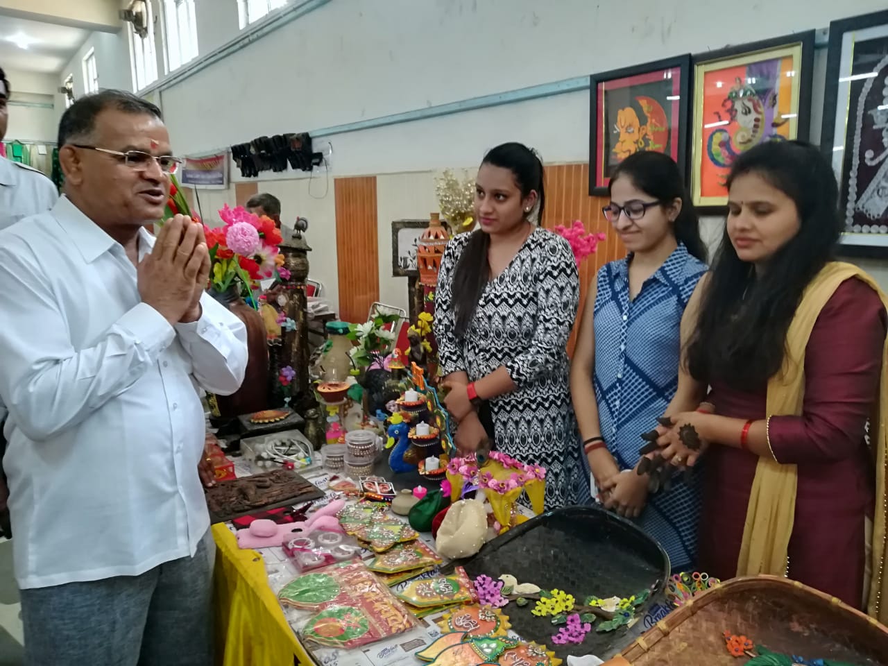 रेलवे रोड पर चल रही हस्तशिल्प प्रदर्शनी में पूर्व विधायक नफे सिंह राठी ने कलाकृतियों का लिया जायजा ।