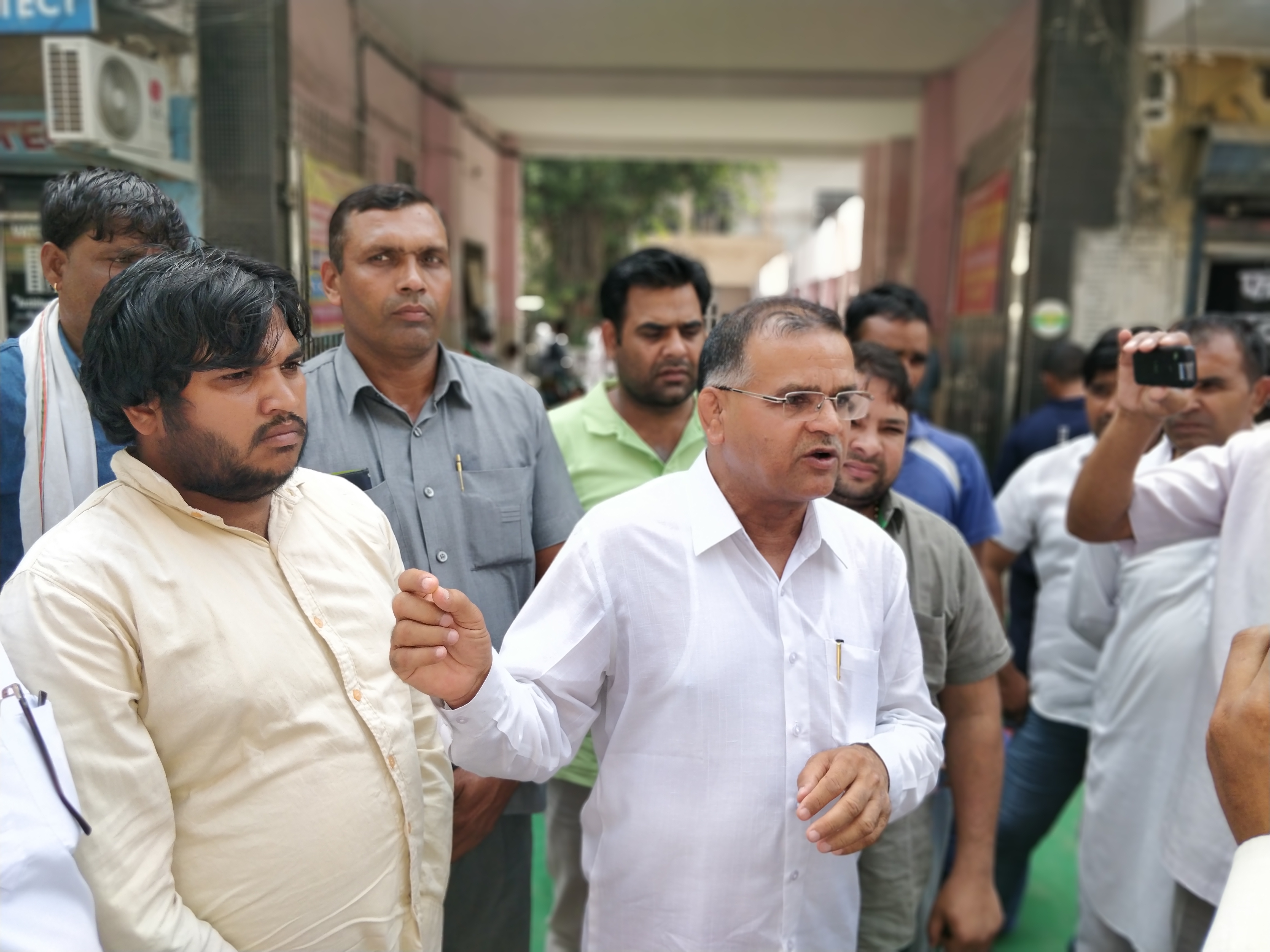 नगर परिषद के सफाई कर्मचारियों की  हडताल को सांतवा दिन, कर्मचारियों की आवाज को उठाने के लिए उनके बीच पहुुंचे पूर्व विधायक नफे सिंह राठी ।