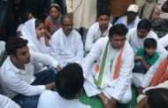 कांग्रेस प्रदेशाध्यक्ष अशोक तंवर ने दिया हड़ताल पर बैठे कर्मचारियों को समर्थन  तंवर ने भाजपा मनोनीत पार्षद की गिरफ्तारी की मांगी की  तंवर बोले,भाजपा सरकार हर मोर्चे पर विफल : बढ़ती महंगाई से आमजन परेशान, पेट्रोल-डीजल के दाम आसमान छू रहे  2019 के चुनाव में जनता भाजपा को सत्ता से उखाड़ फेंकने का करेगी काम : अशोक तंवर