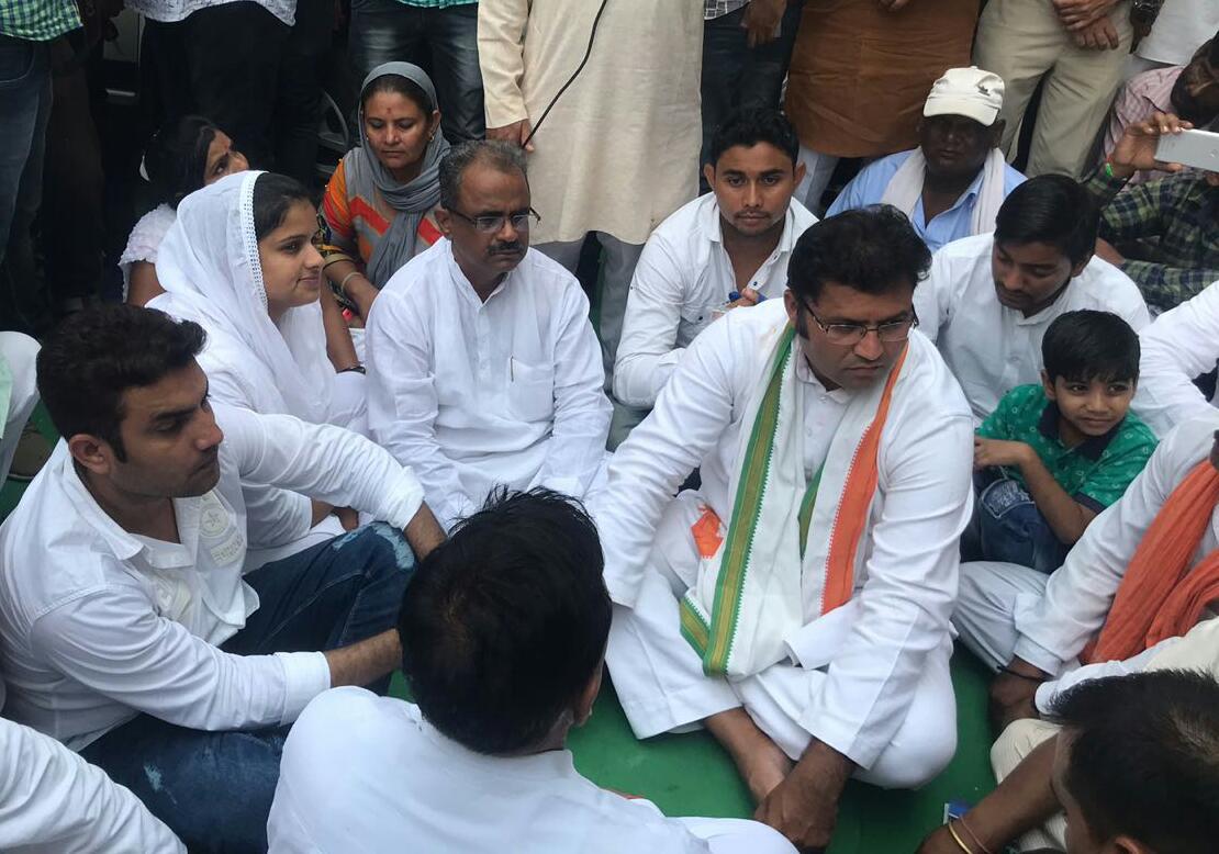 कांग्रेस प्रदेशाध्यक्ष अशोक तंवर ने दिया हड़ताल पर बैठे कर्मचारियों को समर्थन  तंवर ने भाजपा मनोनीत पार्षद की गिरफ्तारी की मांगी की  तंवर बोले,भाजपा सरकार हर मोर्चे पर विफल : बढ़ती महंगाई से आमजन परेशान, पेट्रोल-डीजल के दाम आसमान छू रहे  2019 के चुनाव में जनता भाजपा को सत्ता से उखाड़ फेंकने का करेगी काम : अशोक तंवर