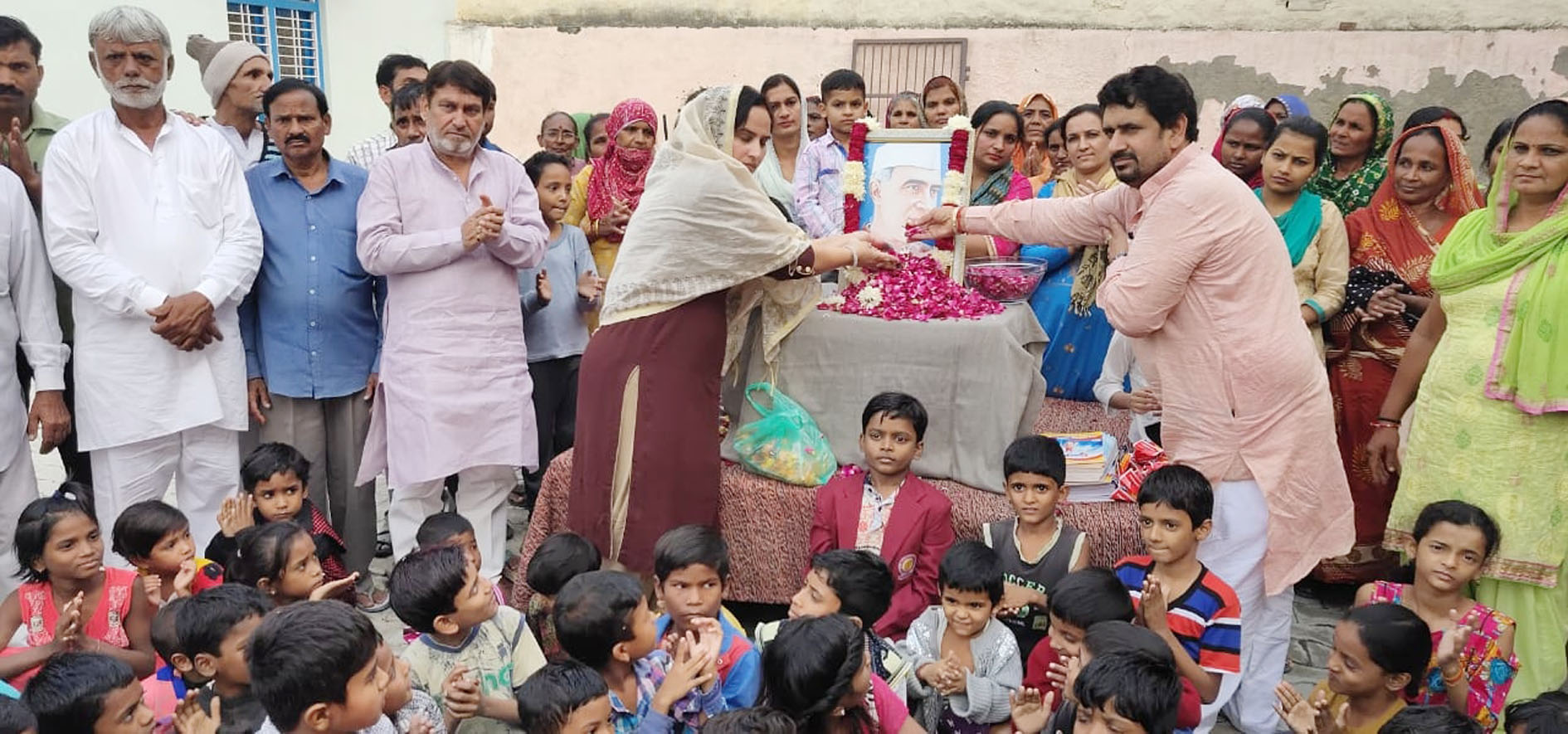पंडित जवाहर लाल नेहरू ने देश के विकास व लोकतंत्र की रखी मजबूत बुनियाद : डा. नीना सतपाल राठी -पूर्व पीएम नेहरू की जयंती पर वार्ड-30 में हुआ कार्यक्रम, पार्षद के साथ वार्डवासियों व बच्चों ने भी किया नमन -महान व्यक्तित्व के थे धनी, बच्चों से था उनका विशेष लगाव