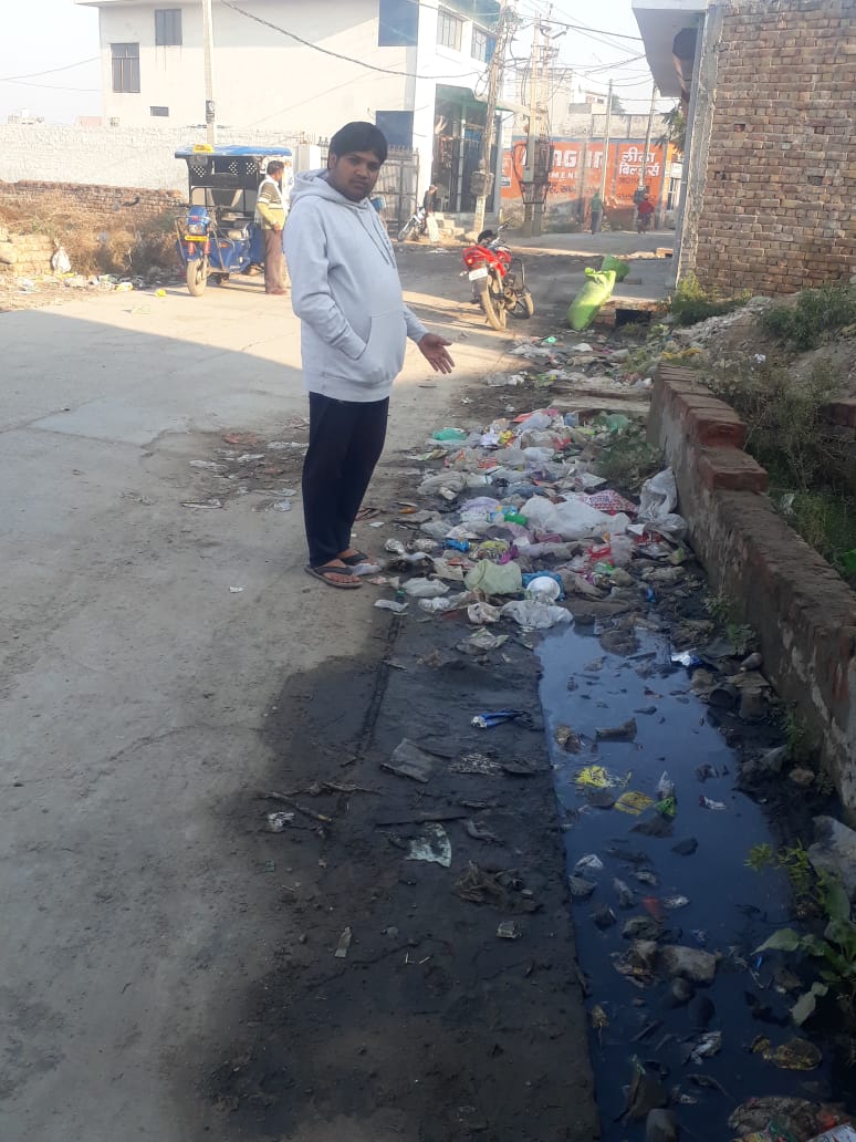 शहर के वार्ड नंबर-3 में लोग गंदगी होने की वजह से नारकीय जीवन जीने को मजबूर है।