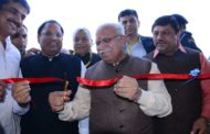 *दुनिया का सबसे बड़ा फुटवियर पार्क बनेगा खरखौदा में : सीएम* - *बहादुरगढ़ में बनेगा ट्रांसपोर्ट नगर* - *केएमपी पर विकसित होंगे इकोनोमिक कोरिडोर* - *मुख्यमंत्री ने बहादुरगढ़ फुटवियर पार्क में कौशल विकास केंद्र का किया उद्घाटन* - *खरखौदा में भी कौशल विकास केंद्र के लिए उपलब्ध होगी 5 एकड़ जमीन* - *लघु उद्योग का लोढ़ 20 किलोवाट से कम तो केवल 4.75 रूपए प्रति यूनिट बिजली*